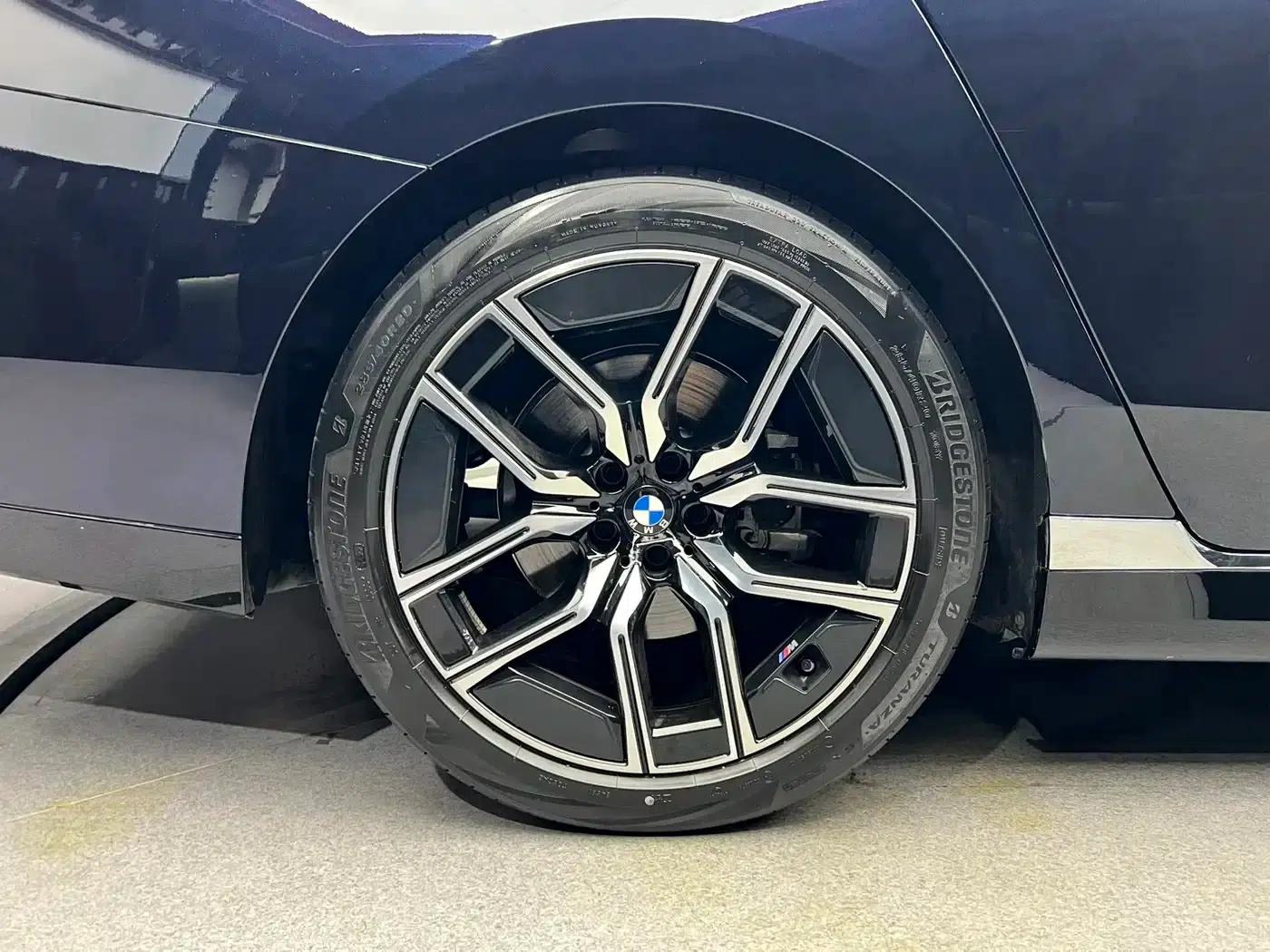 2023 BMW 7 Series 735Li M Sport Package — миниатюра 24