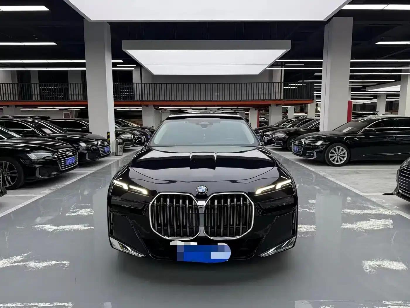 2023 BMW 7 Series 735Li M Sport Package — миниатюра 2