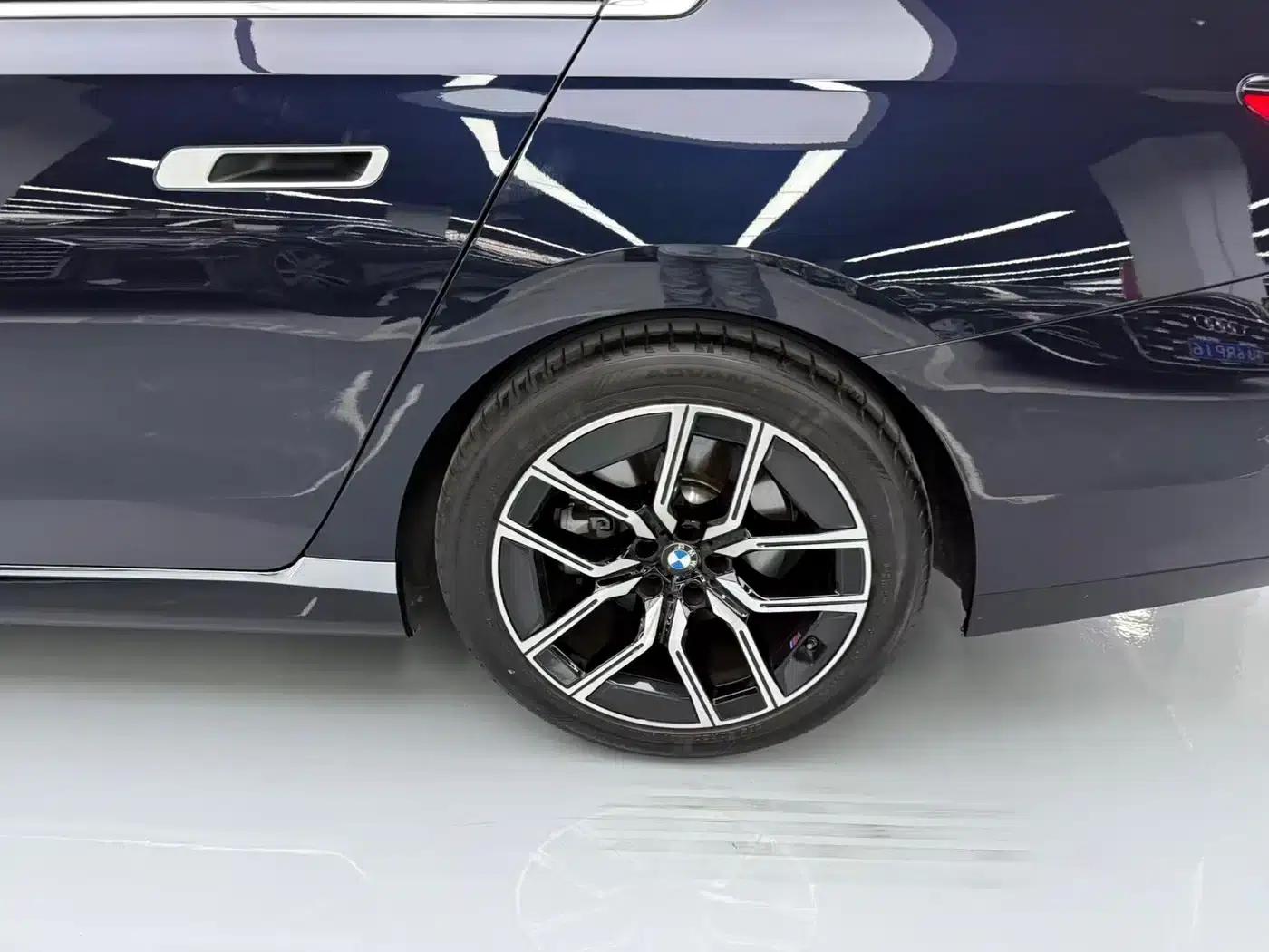 2023 BMW 7 Series 735Li M Sport Package — миниатюра 15