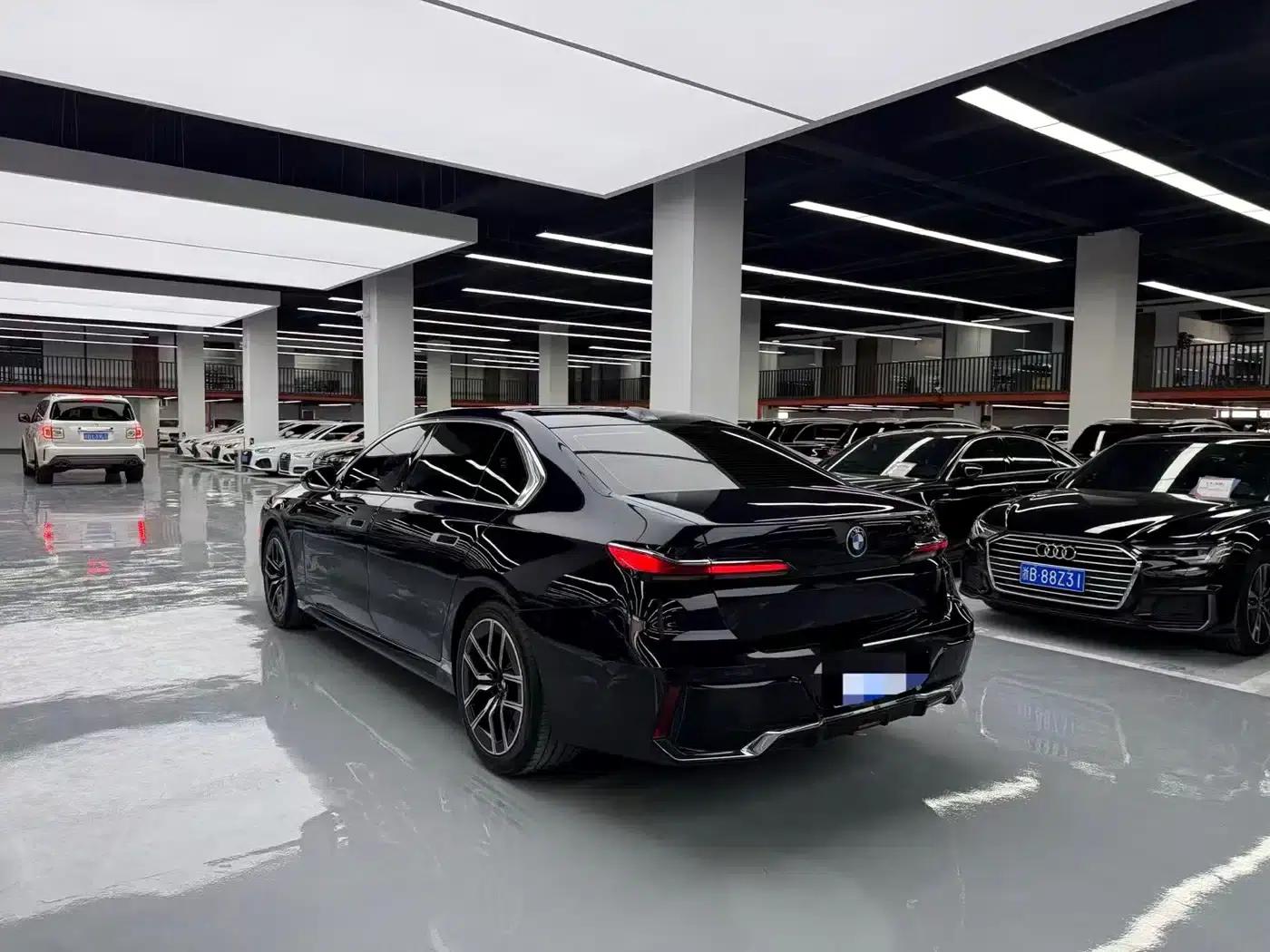 2023 BMW 7 Series 735Li M Sport Package — миниатюра 18