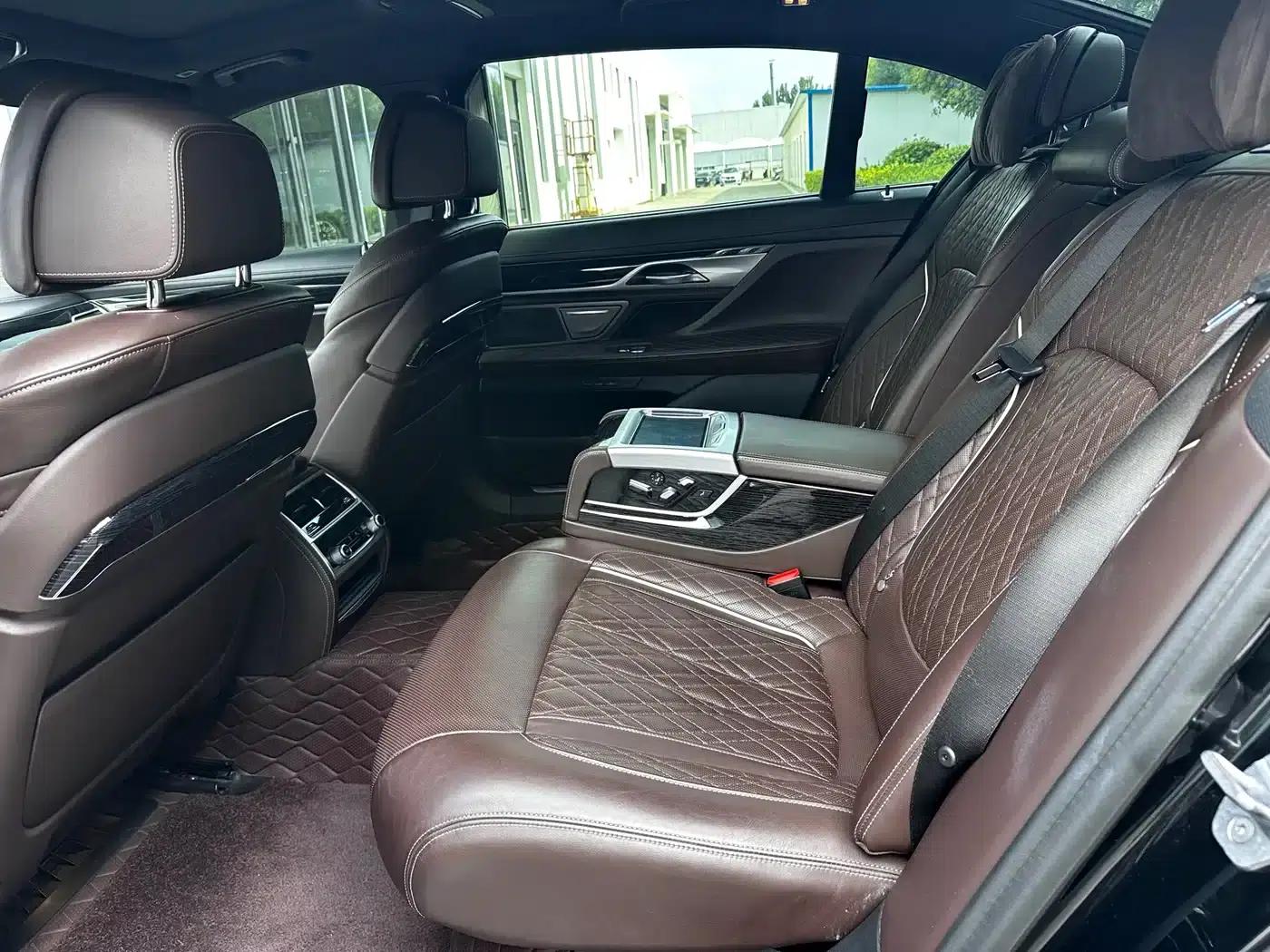 2019 BMW 7 Series 740Li Leading Edition M Sport Package — миниатюра 7