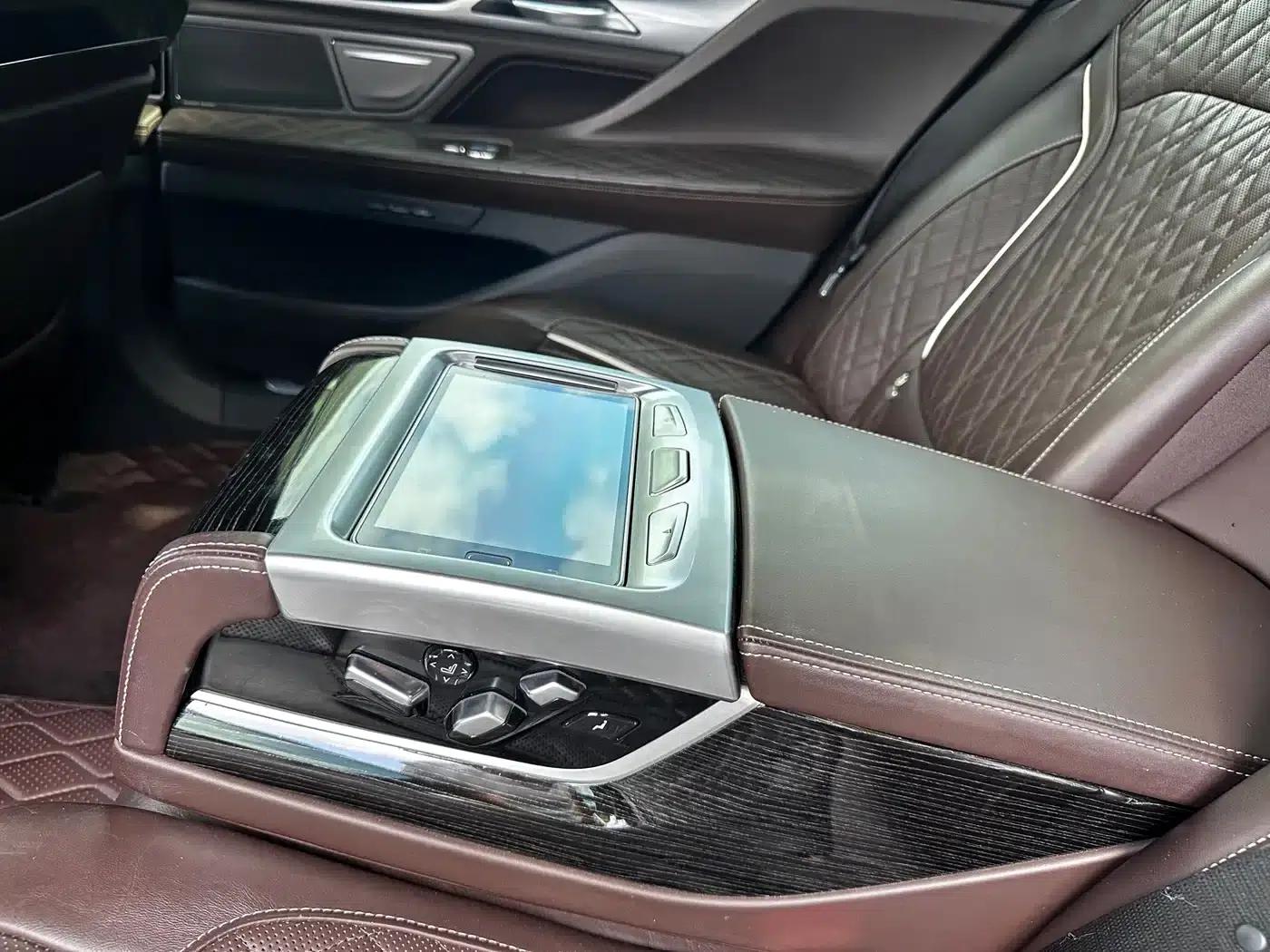 2019 BMW 7 Series 740Li Leading Edition M Sport Package — миниатюра 8