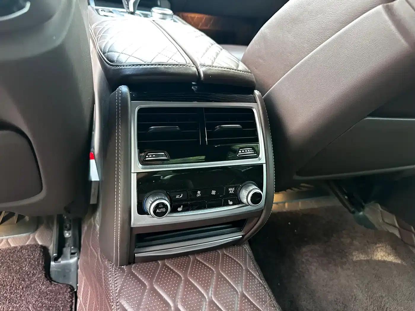 2019 BMW 7 Series 740Li Leading Edition M Sport Package — миниатюра 9