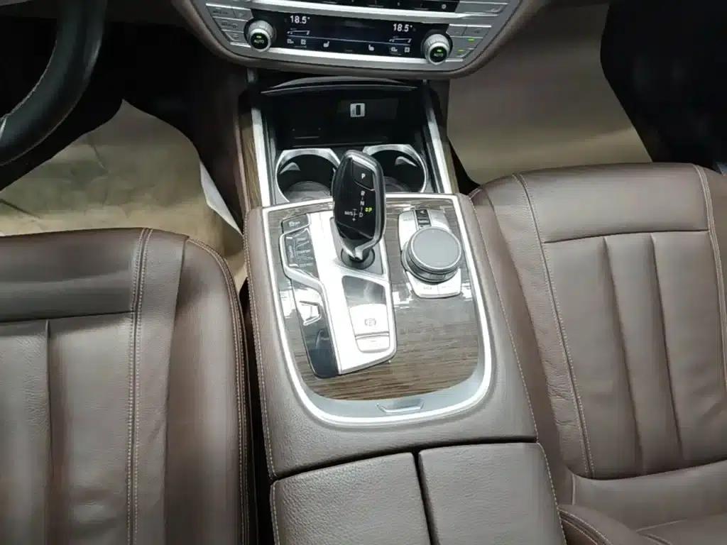 2017 BMW 7 Series 730Li Leading Edition — миниатюра 14