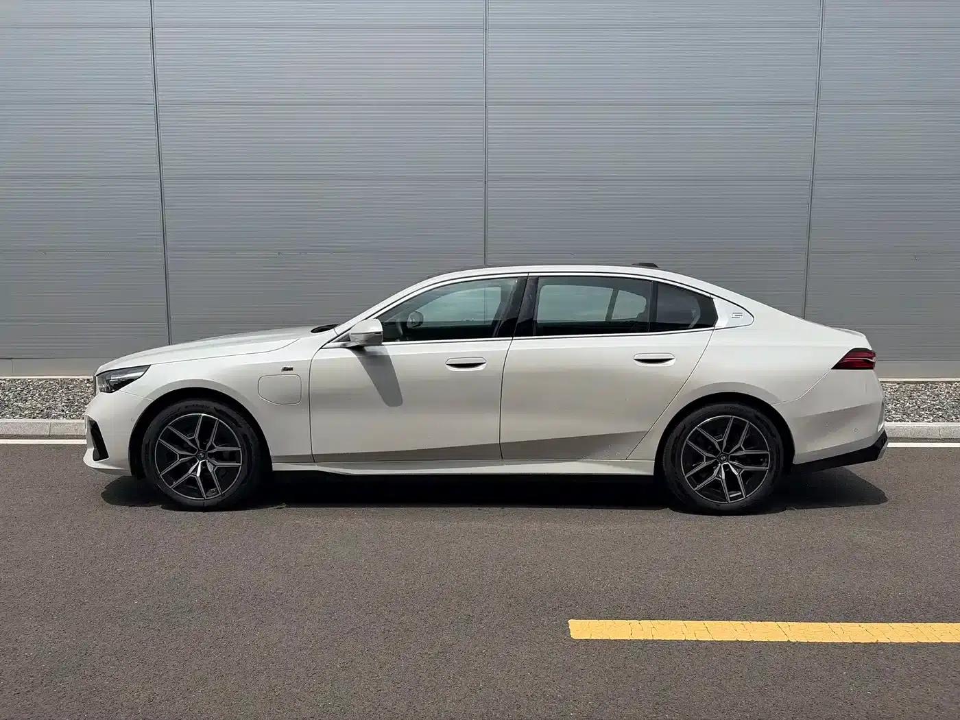 BMW i5 2025 eDrive 35L M Sport Package — миниатюра 6
