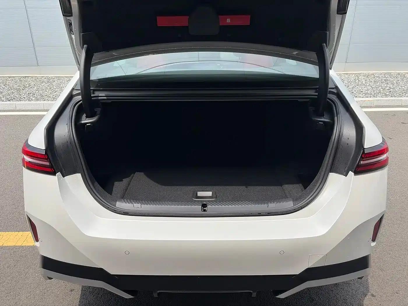 BMW i5 2025 eDrive 35L M Sport Package — миниатюра 7