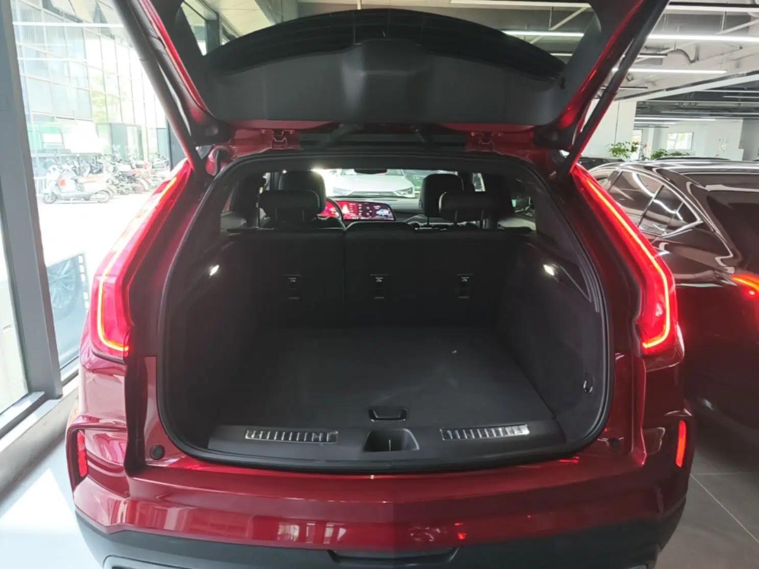 Cadillac XT4 2024 28T Two-Wheel-Drive Luxury Version — миниатюра 27