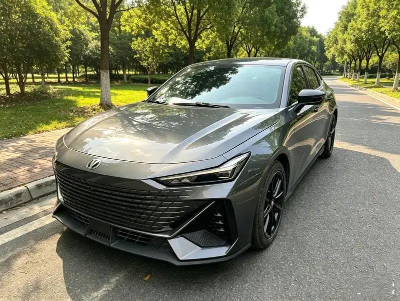 Changan UNI-V 2023 1.5T Premium Edition — миниатюра 1