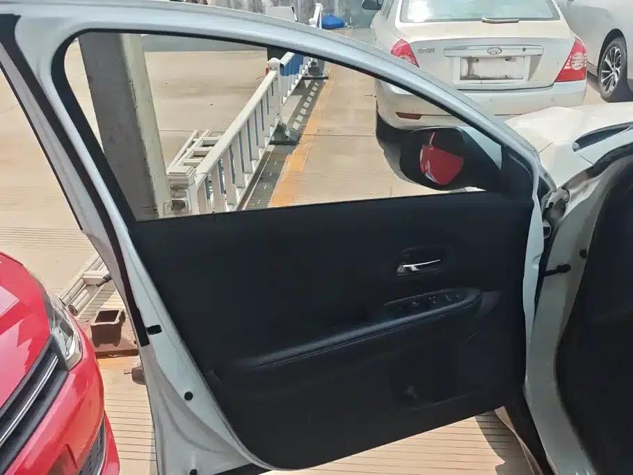 Vezel 2015 1.5L CVT 2WD Comfort Model — миниатюра 7