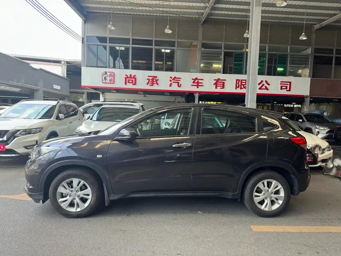 Vezel 2015 1.5L CVT 2WD Comfort Model — миниатюра 3