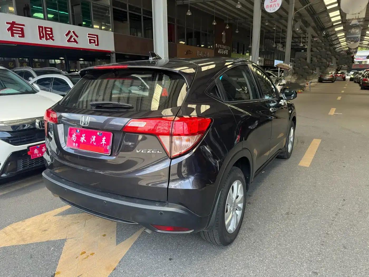 Vezel 2015 1.5L CVT 2WD Comfort Model — миниатюра 4