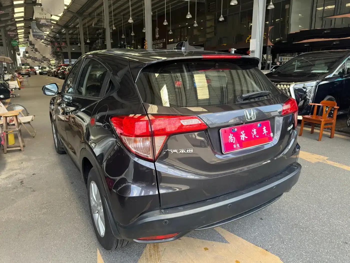 Vezel 2015 1.5L CVT 2WD Comfort Model — миниатюра 5