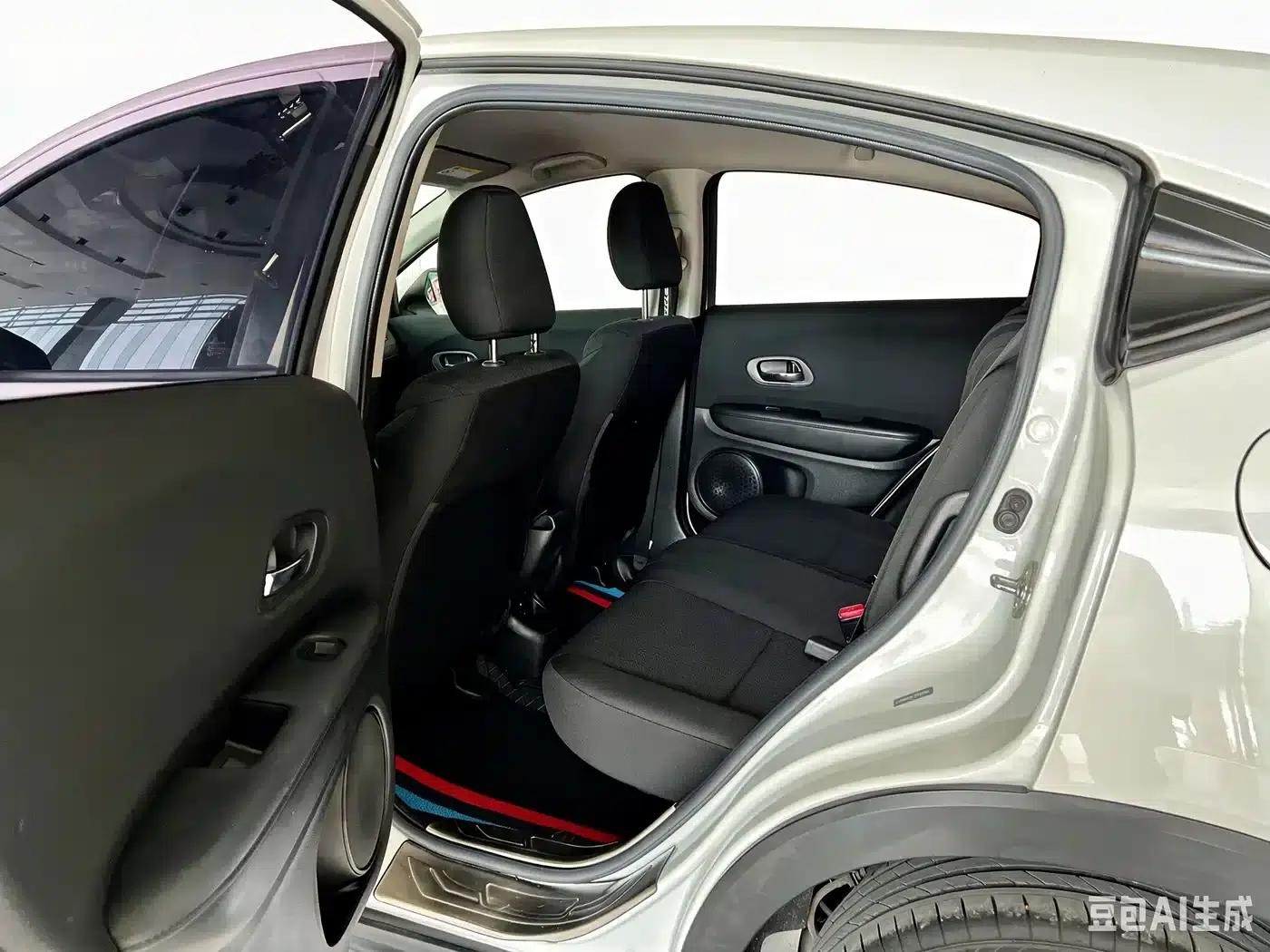 Vezel 2017 1.5L CVT 2WD Comfort Model — миниатюра 3