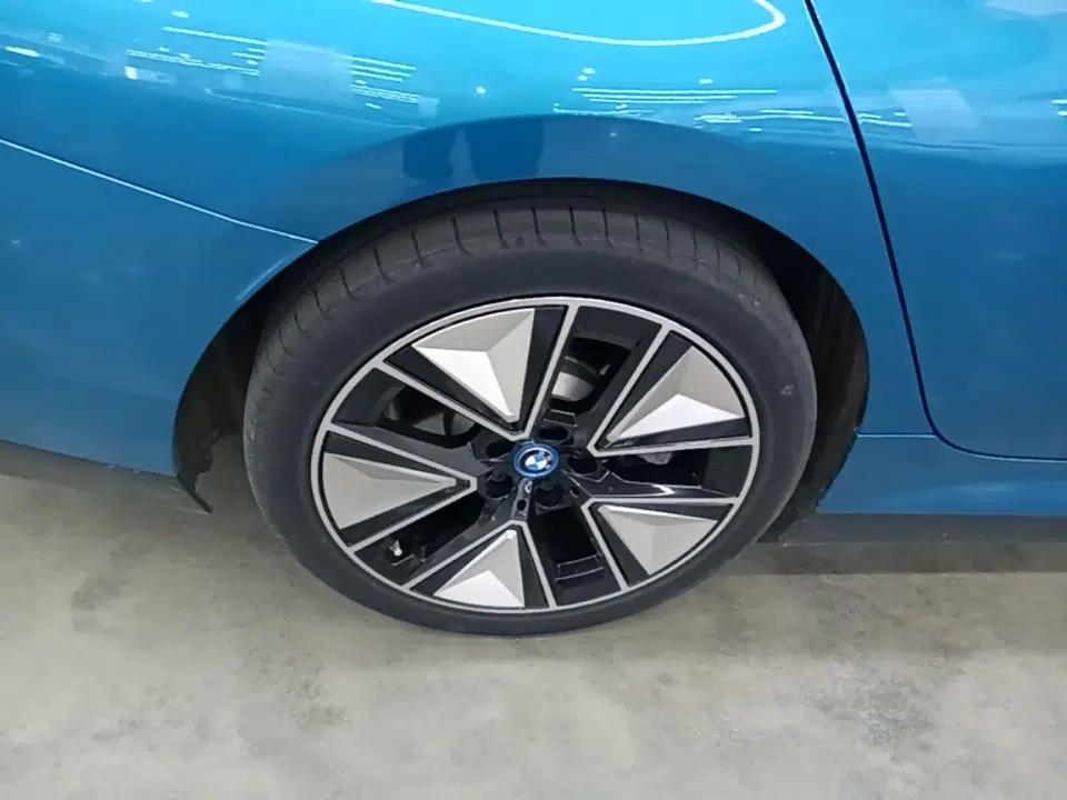 BMW i3 2023 eDrive 40 L Midnight Sports Package — миниатюра 11