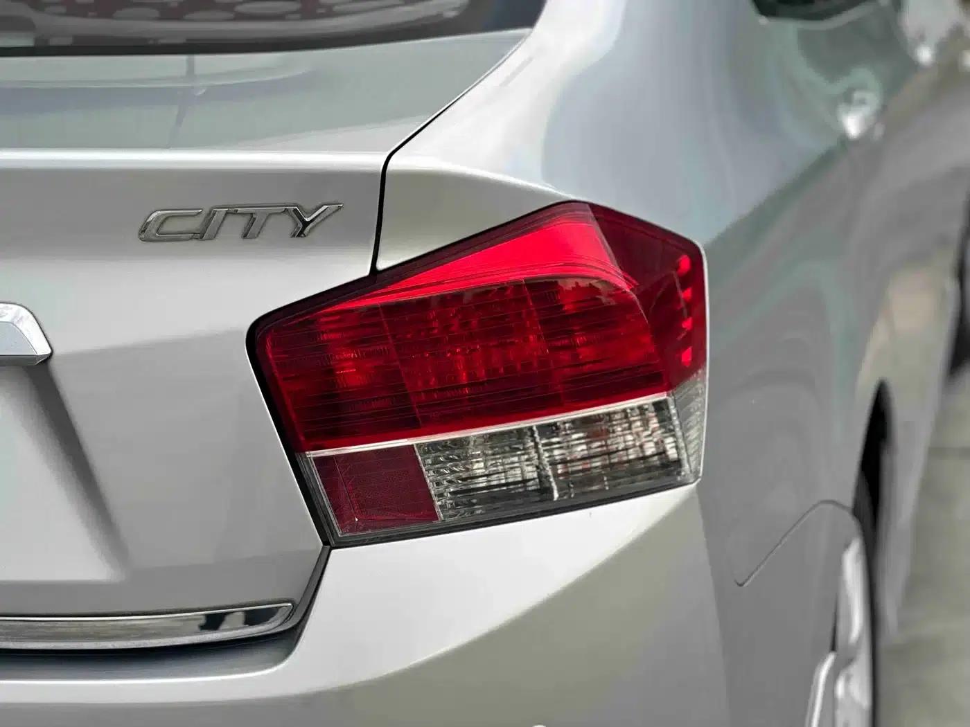 Honda City Classic 2011 1.5L Automatic Elite Edition — миниатюра 12