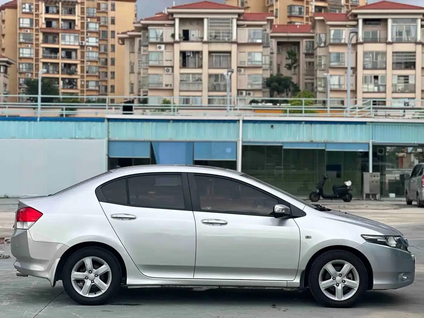Honda City Classic 2011 1.5L Automatic Elite Edition — миниатюра 13