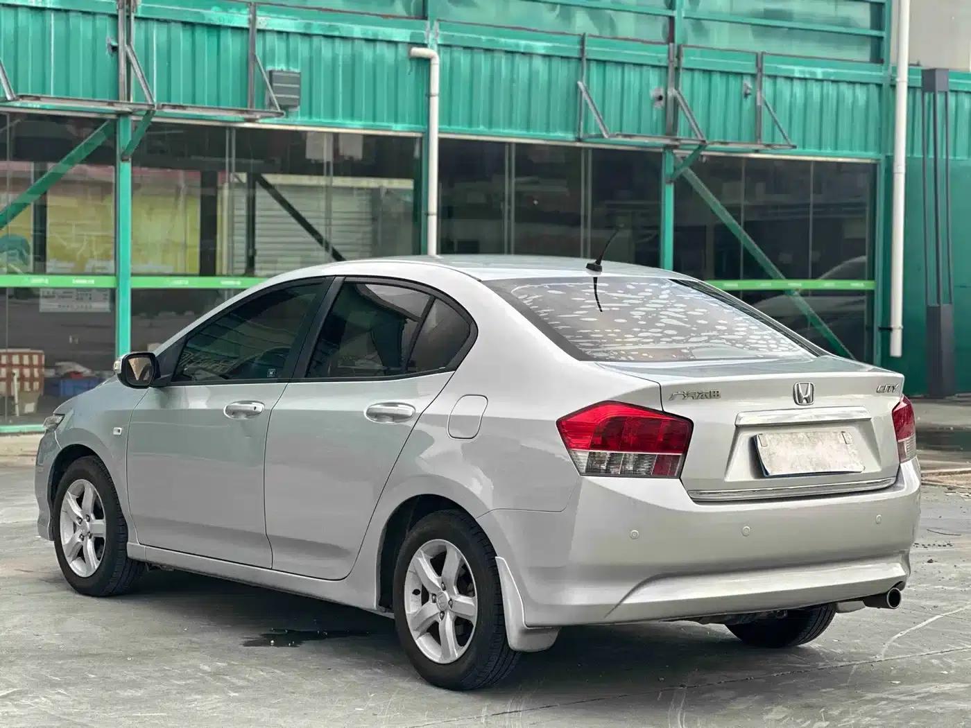 Honda City Classic 2011 1.5L Automatic Elite Edition — миниатюра 14