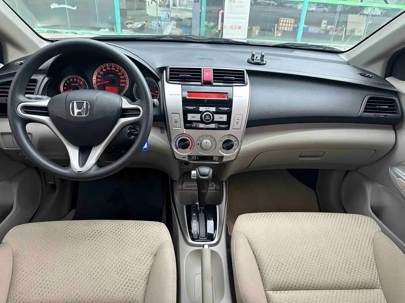 Honda City Classic 2011 1.5L Automatic Elite Edition — миниатюра 9