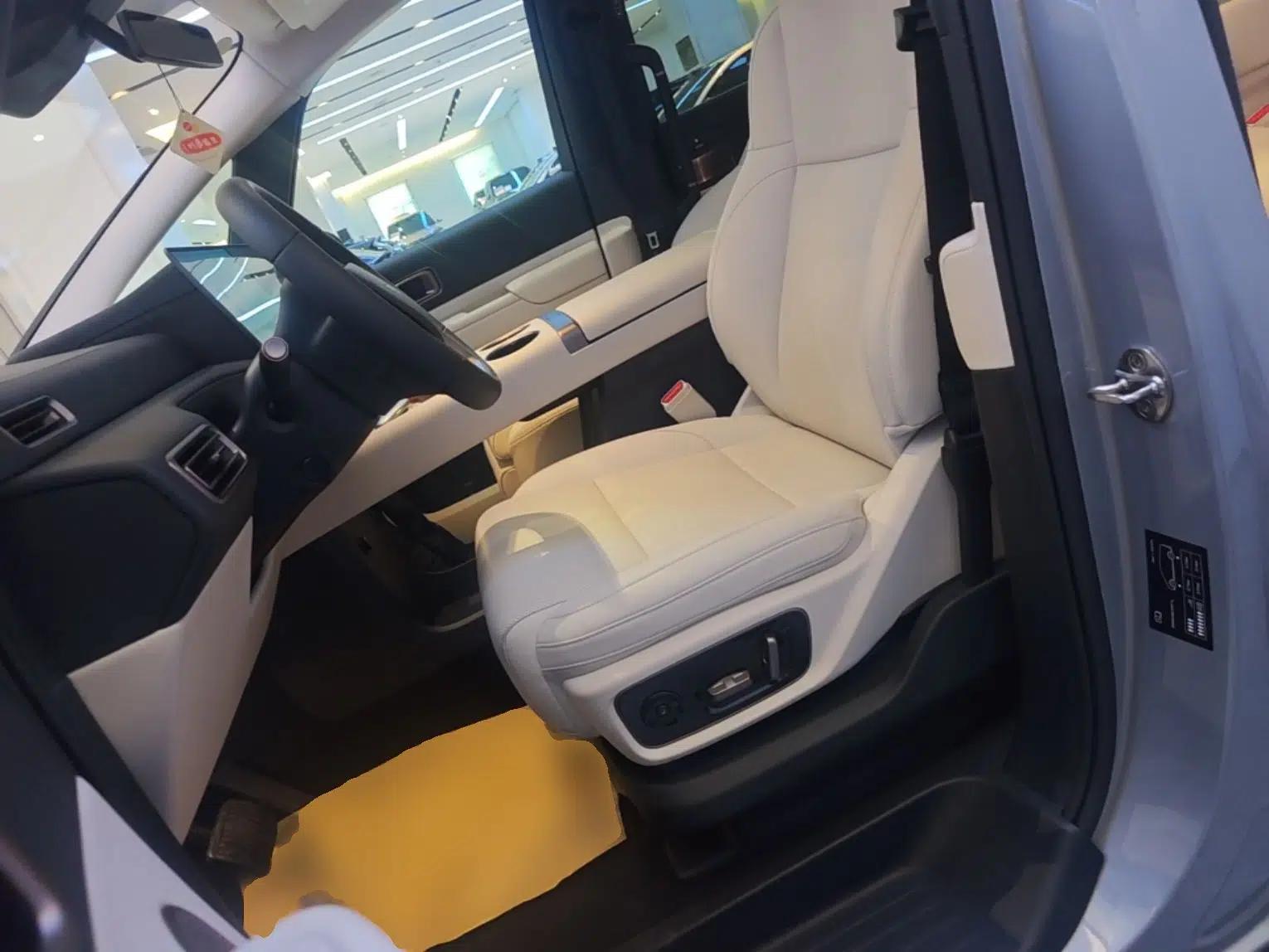Li Auto MEGA 2025 Ultra Smart Refreshed Edition — миниатюра 17