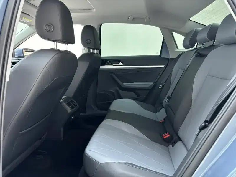 2023 Volkswagen Lavida Facelift 1.5L Automatic Five Million Edition — миниатюра 16