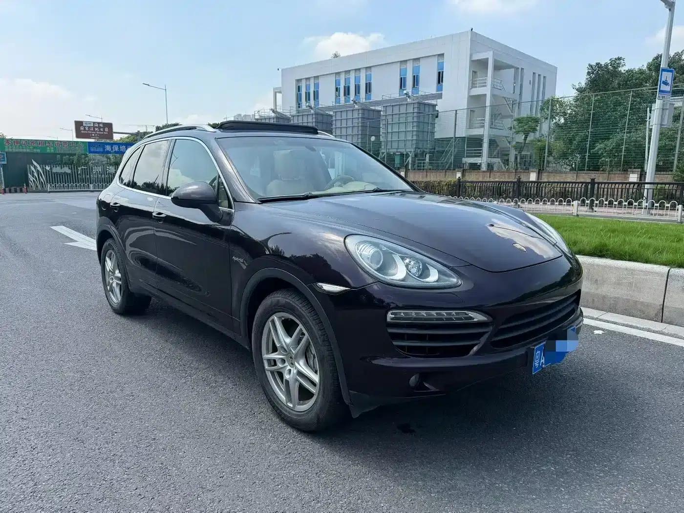 Cayenne 2011 Cayenne S Hybrid 3.0T — миниатюра 3