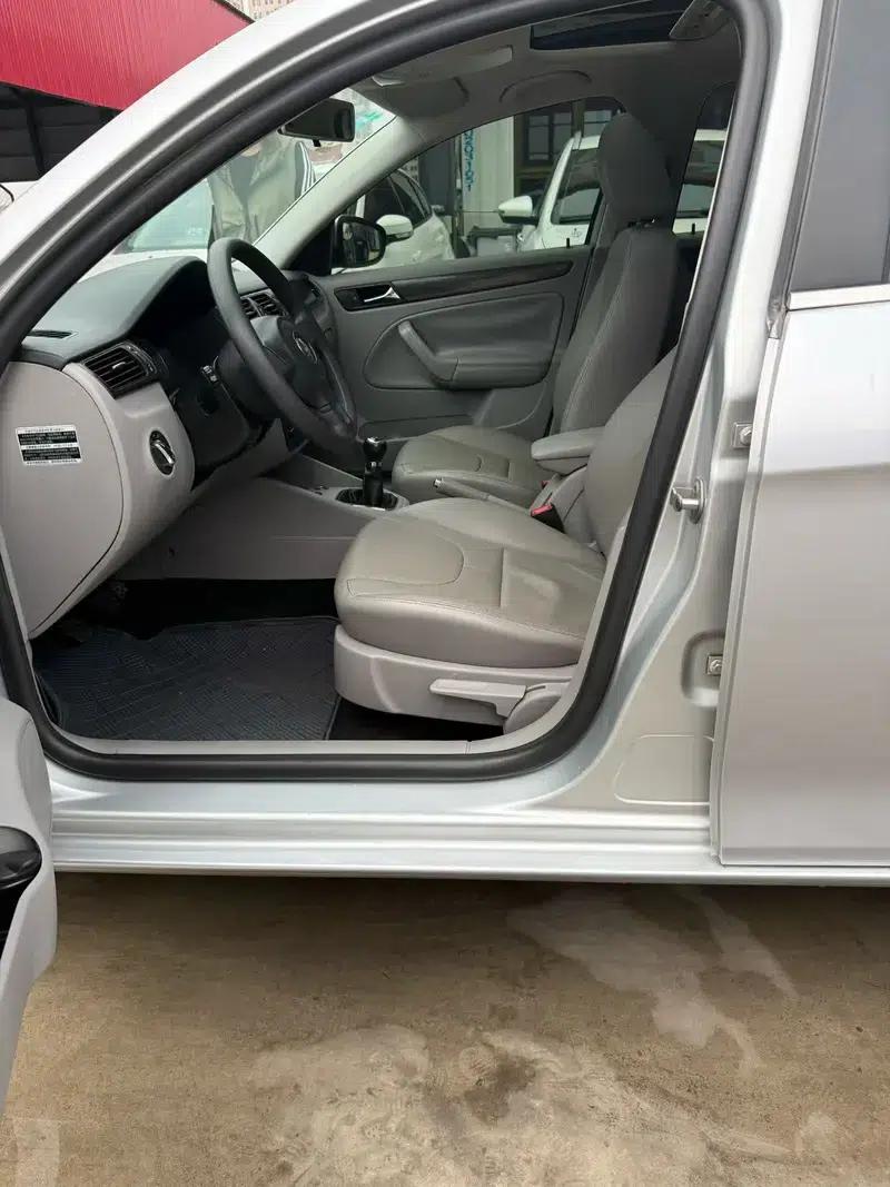 2012 Volkswagen Bora 1.6L Manual Comfort Model — миниатюра 8