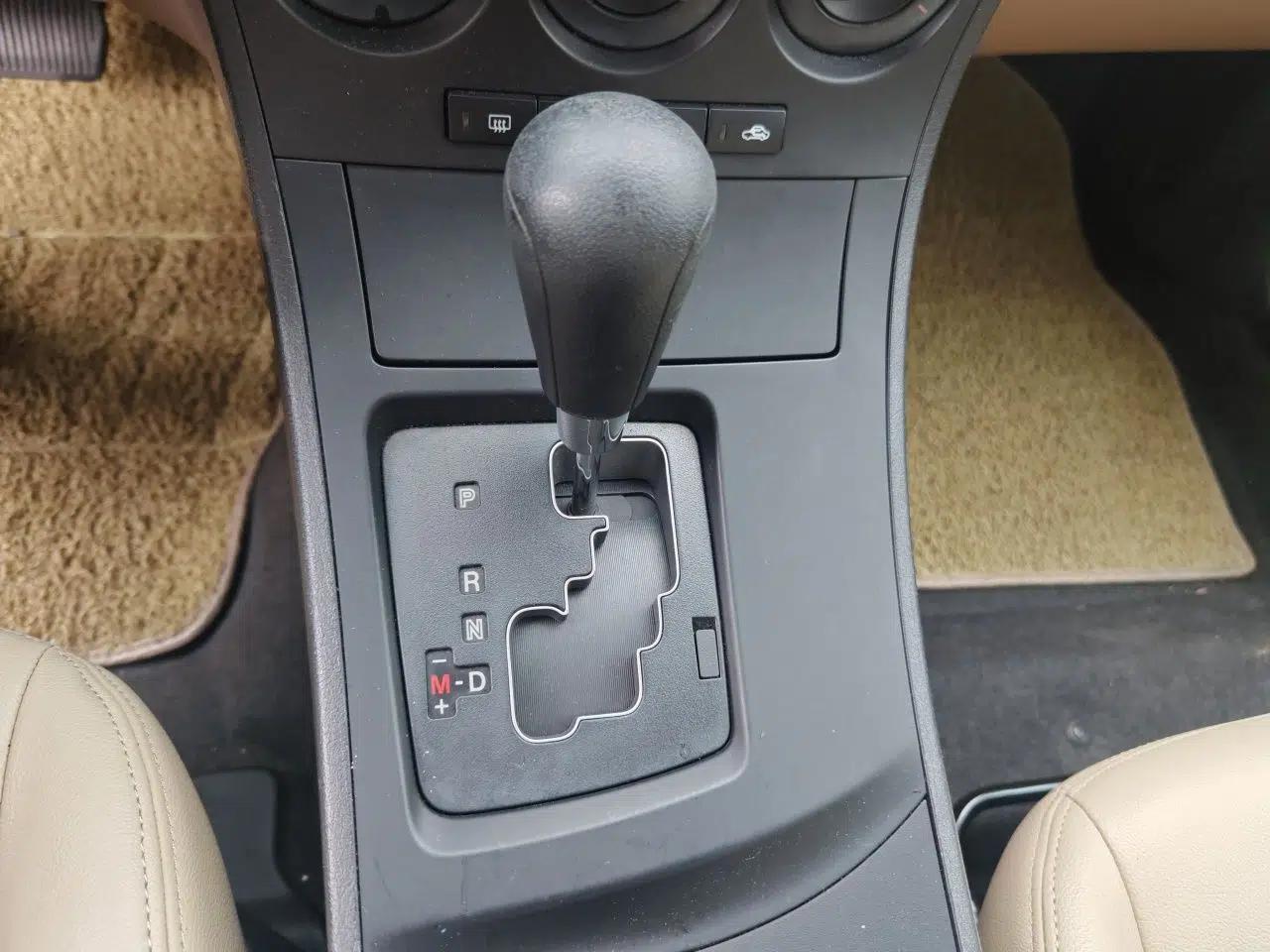 Mazda 3 2011 Sedan 1.6L Automatic Comfort Model — миниатюра 14