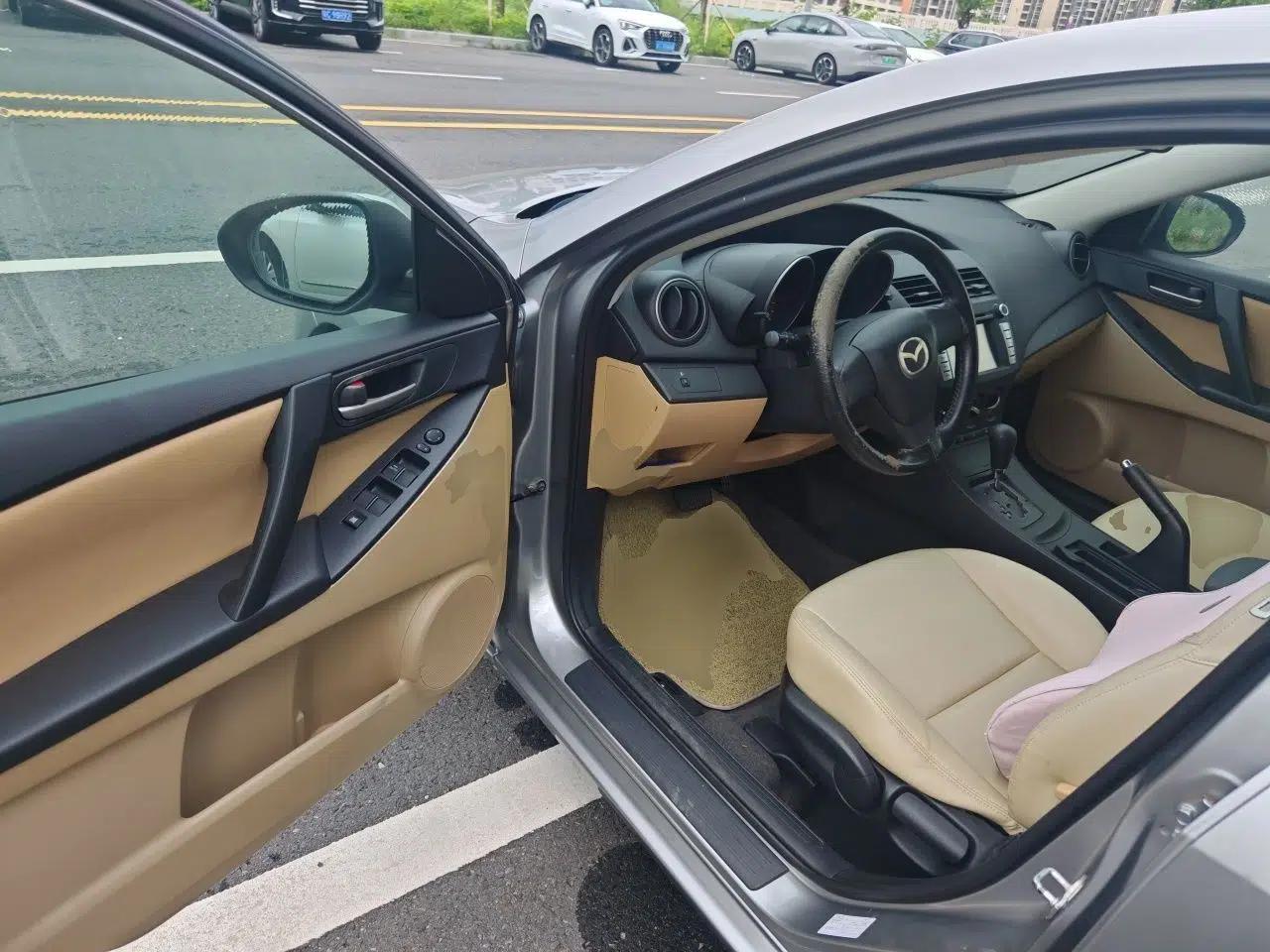 Mazda 3 2011 Sedan 1.6L Automatic Comfort Model — миниатюра 16
