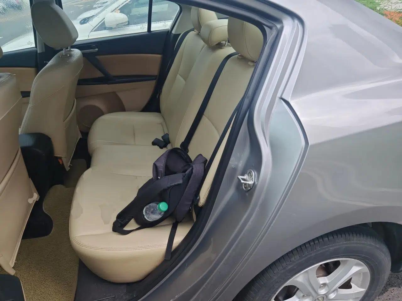 Mazda 3 2011 Sedan 1.6L Automatic Comfort Model — миниатюра 17