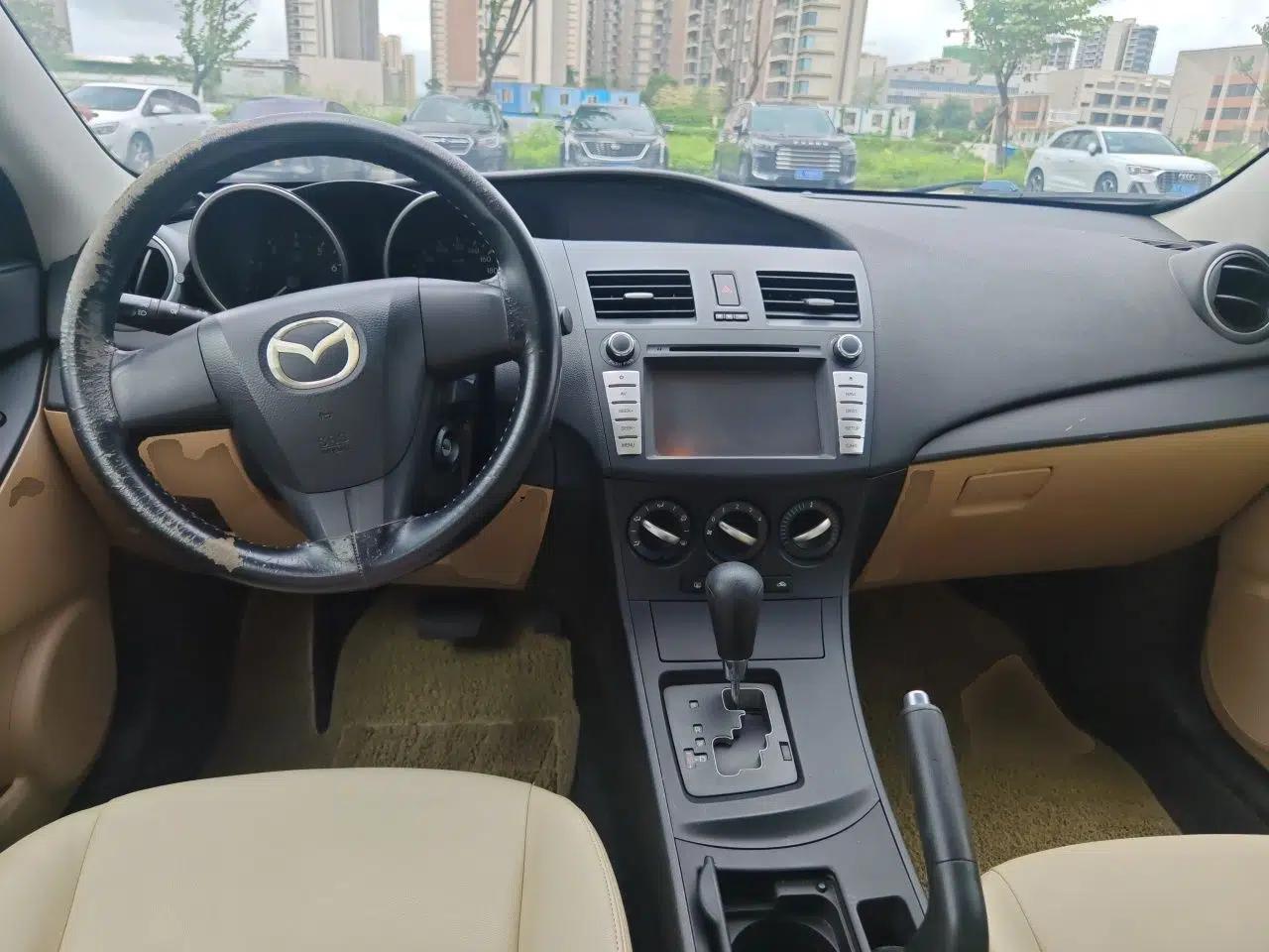 Mazda 3 2011 Sedan 1.6L Automatic Comfort Model — миниатюра 9