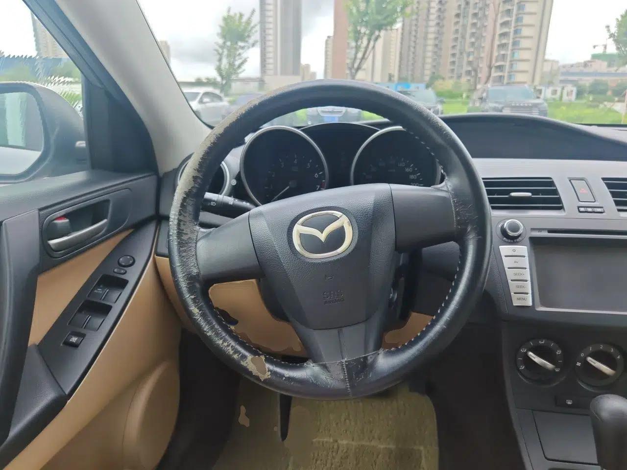 Mazda 3 2011 Sedan 1.6L Automatic Comfort Model — миниатюра 10