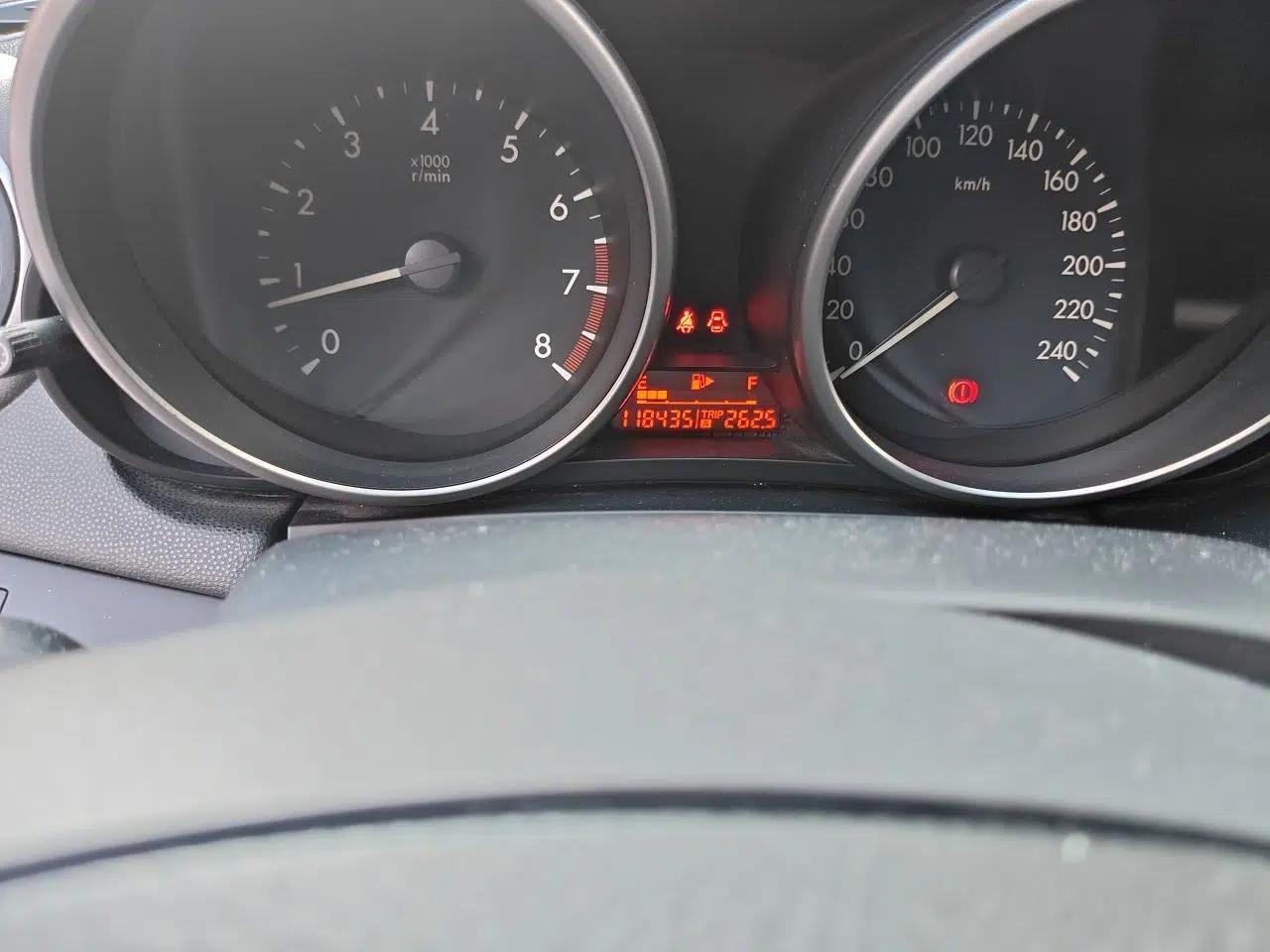 Mazda 3 2012 Hatchback 1.6L Manual Comfort Model — миниатюра 12