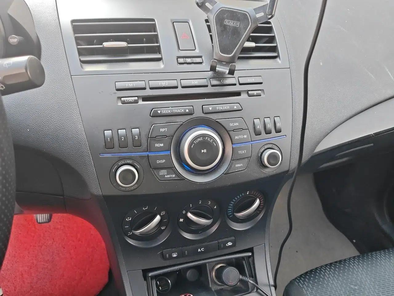 Mazda 3 2012 Hatchback 1.6L Manual Comfort Model — миниатюра 13