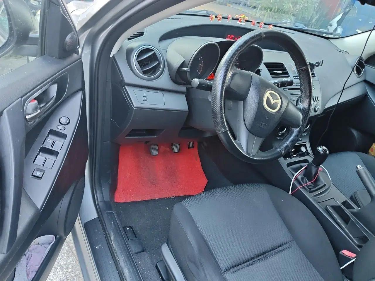 Mazda 3 2012 Hatchback 1.6L Manual Comfort Model — миниатюра 16
