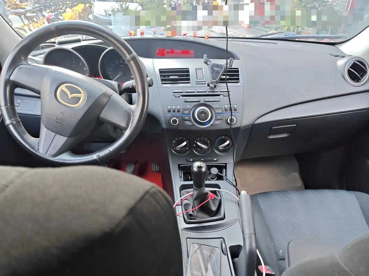 Mazda 3 2012 Hatchback 1.6L Manual Comfort Model — миниатюра 9
