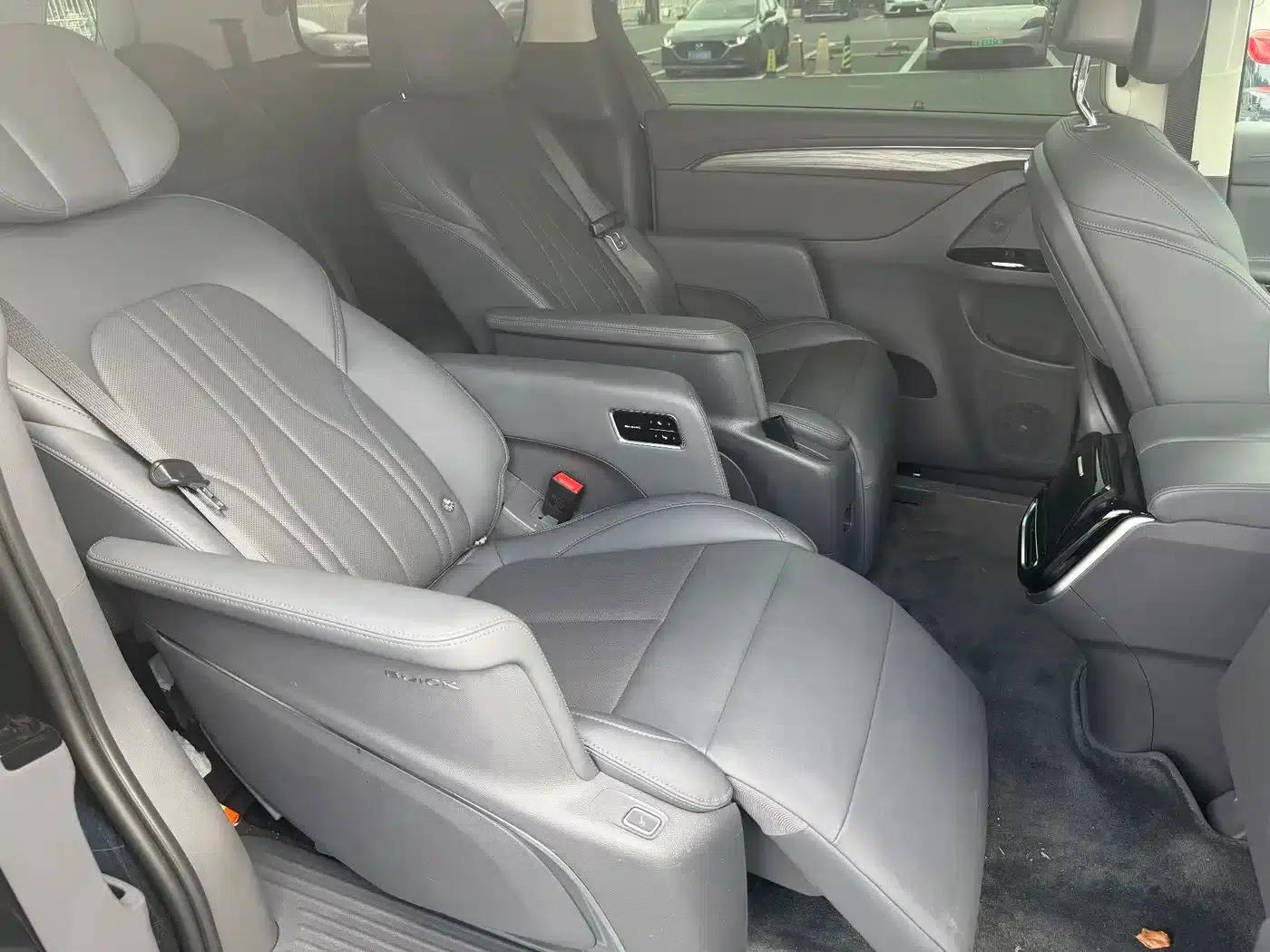 Buick GL8 PHEV 2025 Land Cruiser Premium Edition — миниатюра 12