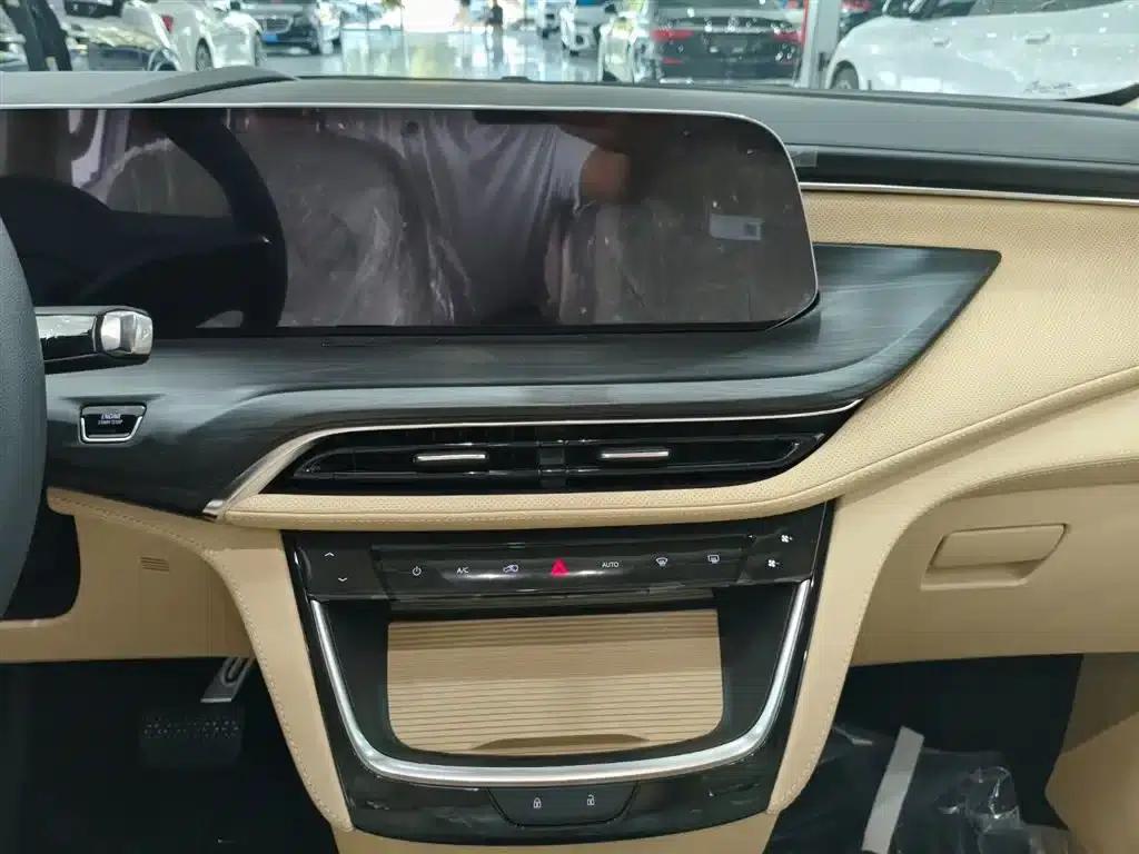 Buick GL8 PHEV 2025 Land Cruiser First Edition — миниатюра 10