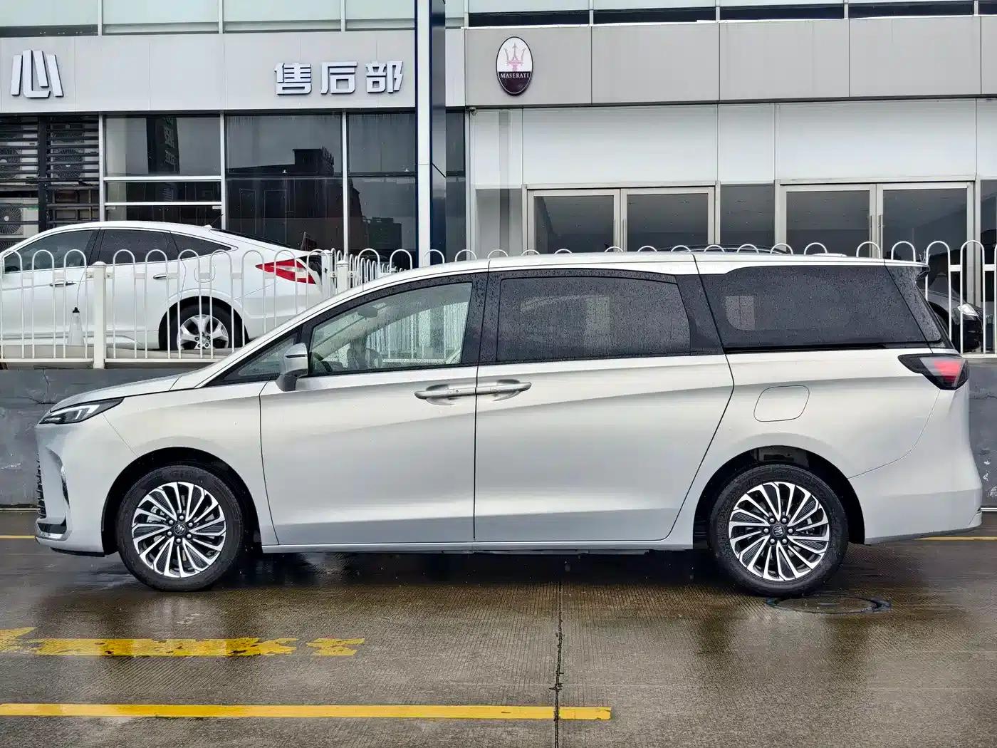 Buick GL8 PHEV 2025 Land Cruiser Premium Edition — миниатюра 3