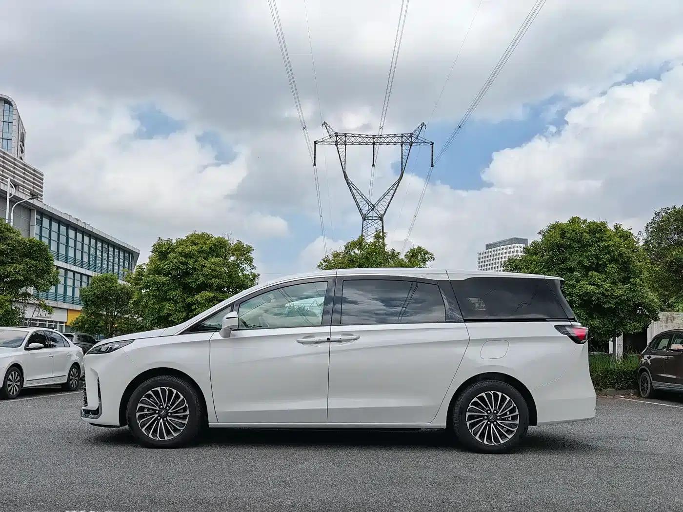 Buick GL8 PHEV 2025 Land Cruiser Premium Edition — миниатюра 2