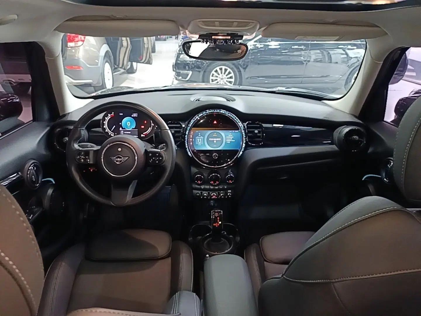 MINI 2023 Updated 1.5T COOPER Artist Five-Door Edition — миниатюра 17