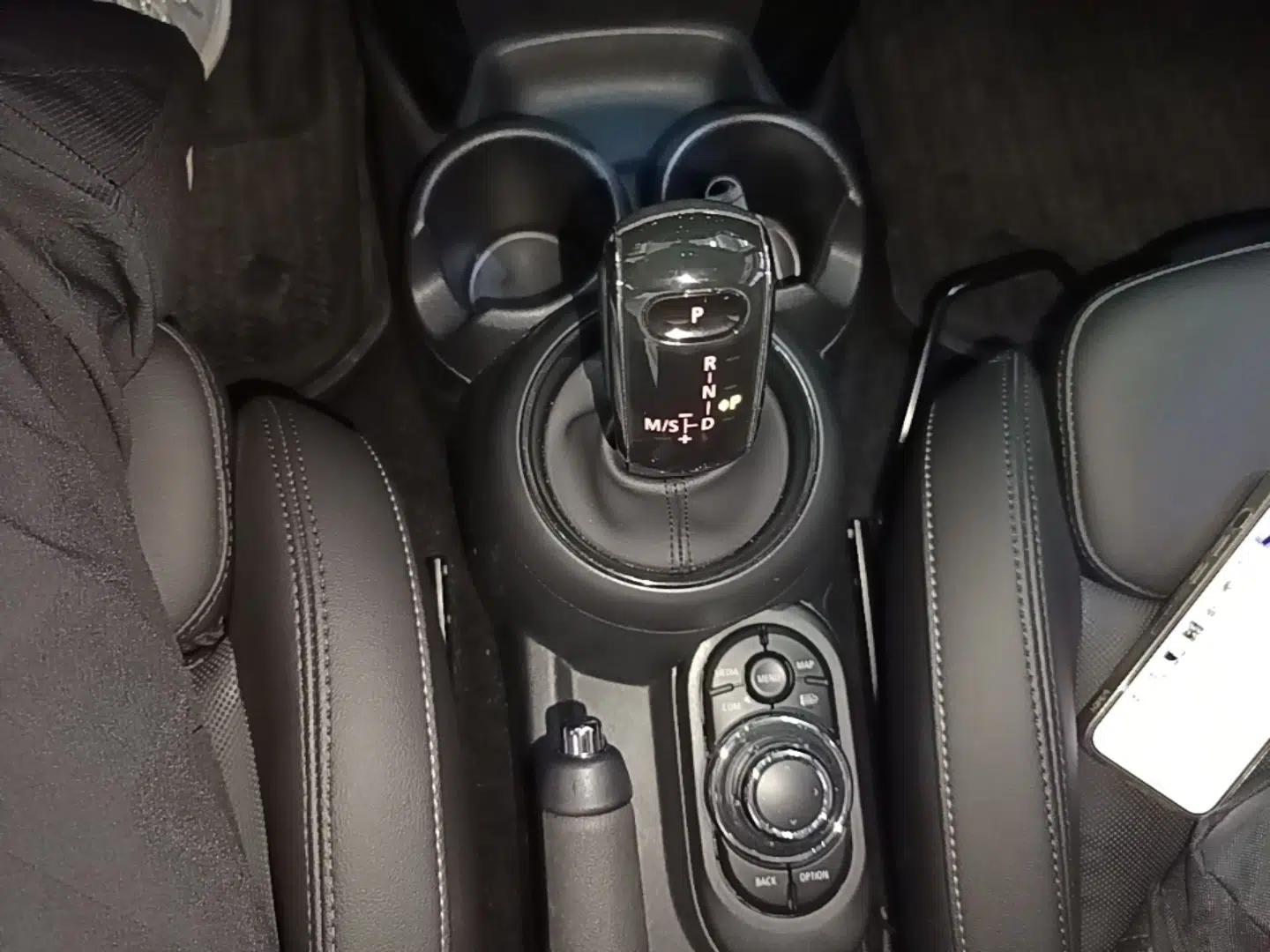 MINI 2023 Updated 1.5T COOPER Artist Five-Door Edition — миниатюра 21