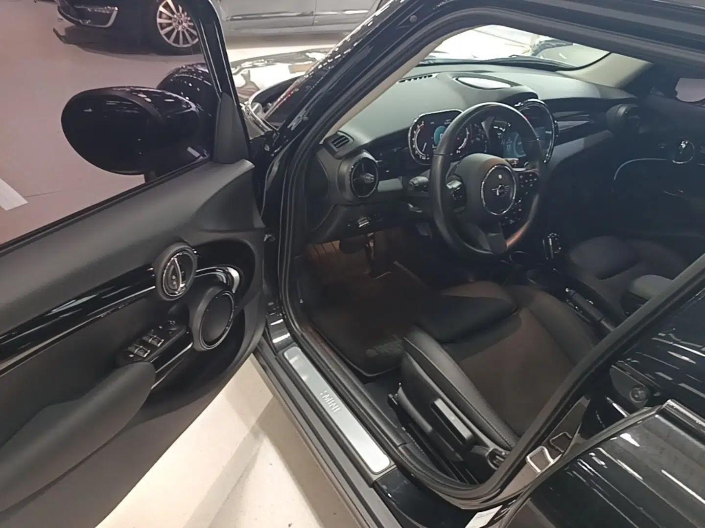 MINI 2023 Updated 1.5T COOPER Artist Five-Door Edition — миниатюра 23