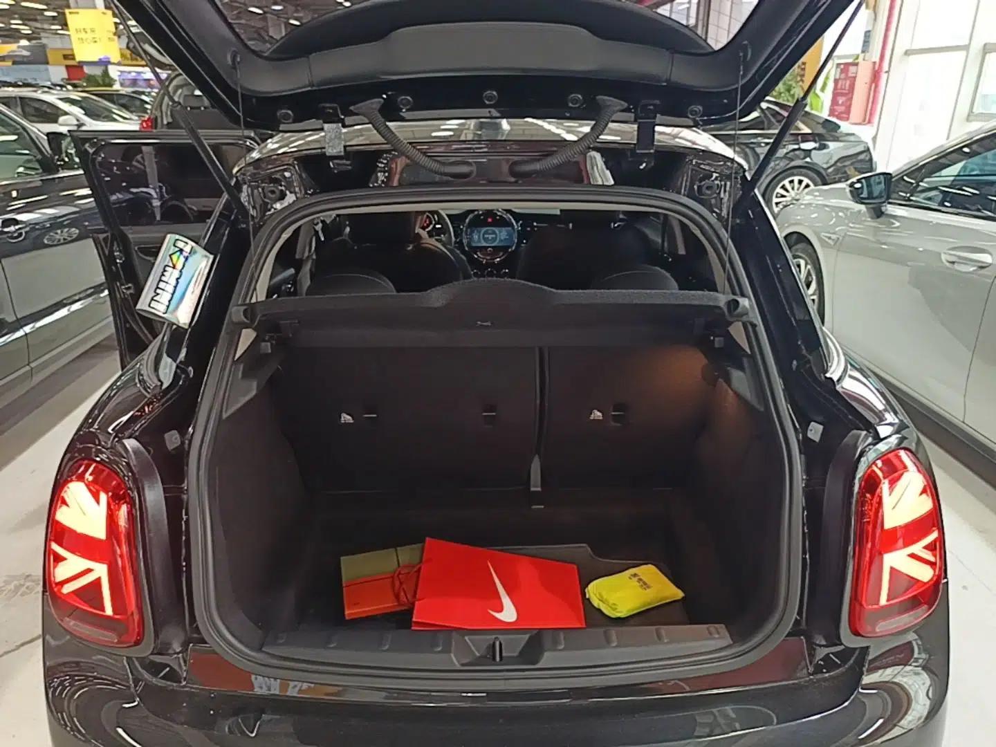 MINI 2023 Updated 1.5T COOPER Artist Five-Door Edition — миниатюра 27