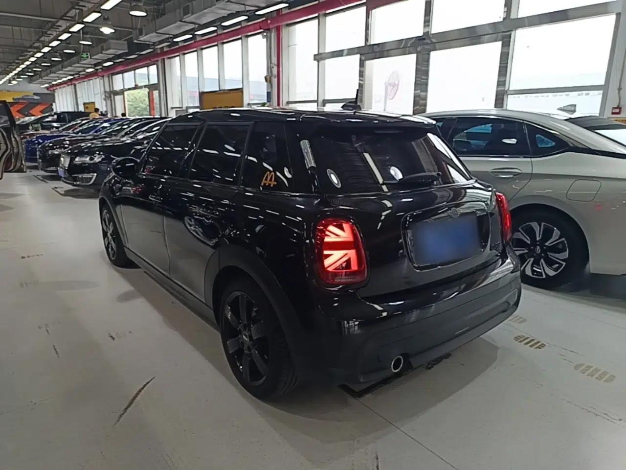 MINI 2023 Updated 1.5T COOPER Artist Five-Door Edition — миниатюра 4