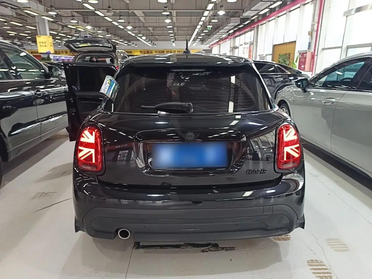MINI 2023 Updated 1.5T COOPER Artist Five-Door Edition — миниатюра 5