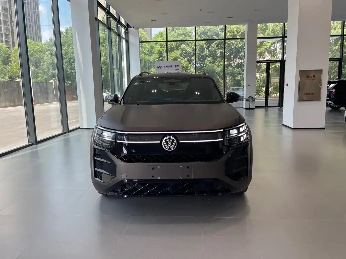 2025 Teramont Pro 450TSI 4WD Summit Edition — миниатюра 2