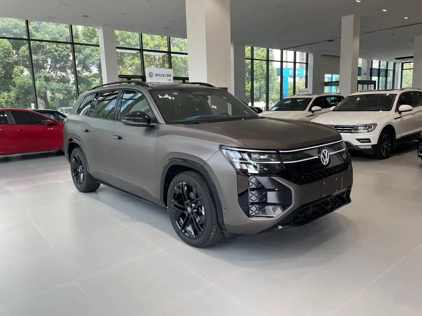 2025 Teramont Pro 450TSI 4WD Summit Edition — миниатюра 3