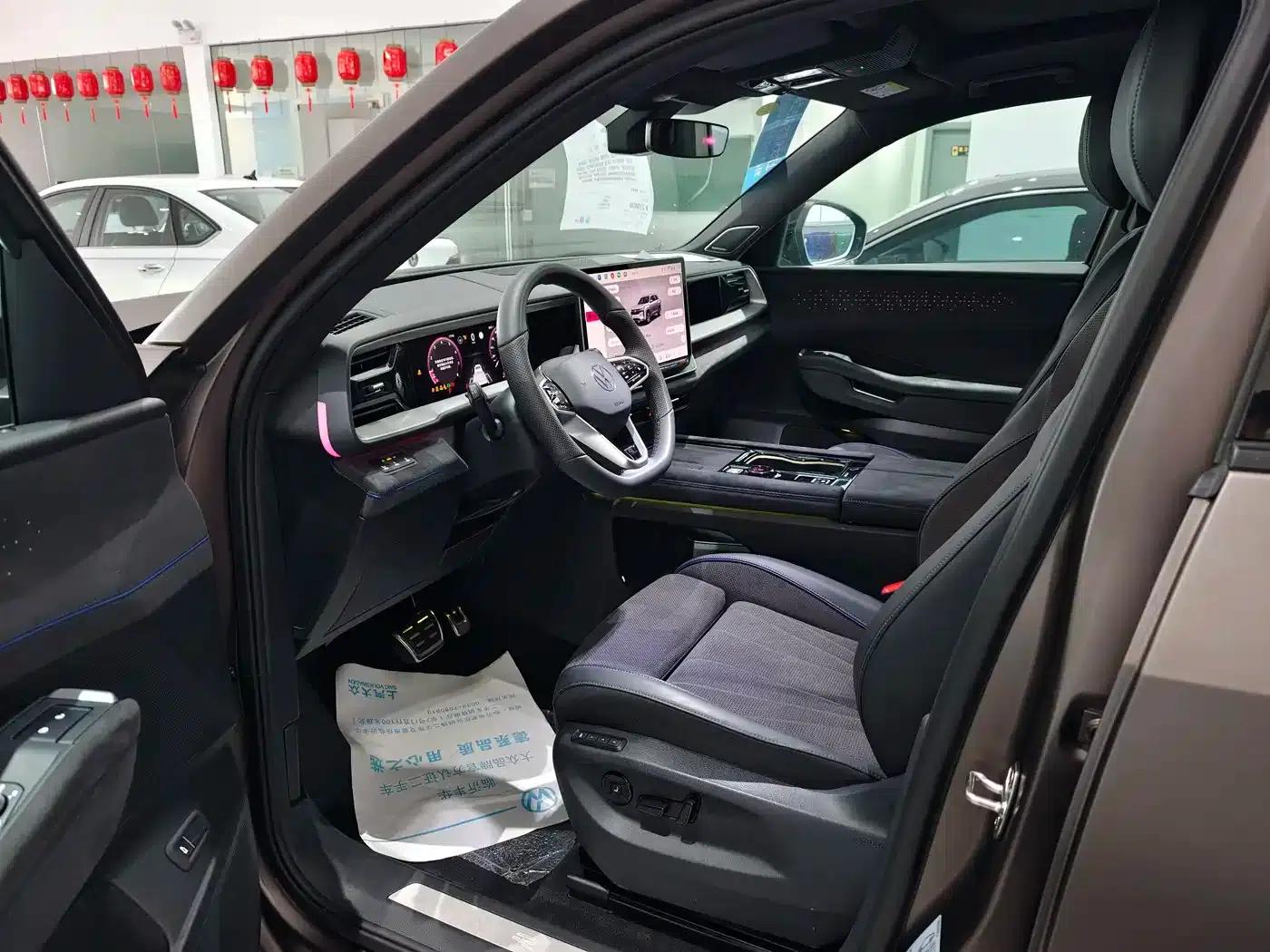 2025 Teramont Pro 450TSI 4WD Summit Edition — миниатюра 3