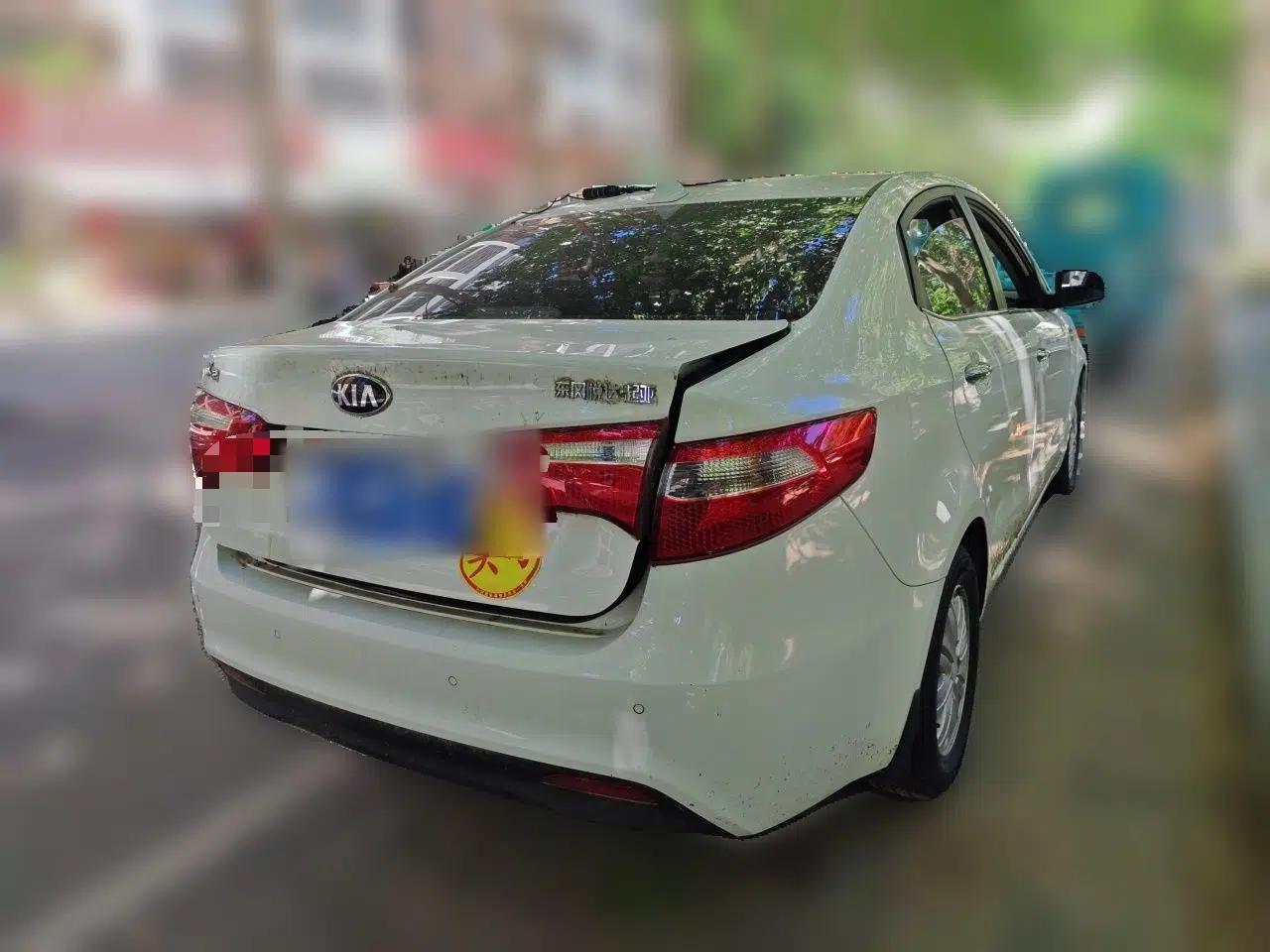 Kia K2 2011 Sedan 1.4L Manual Transmission GLS — миниатюра 6