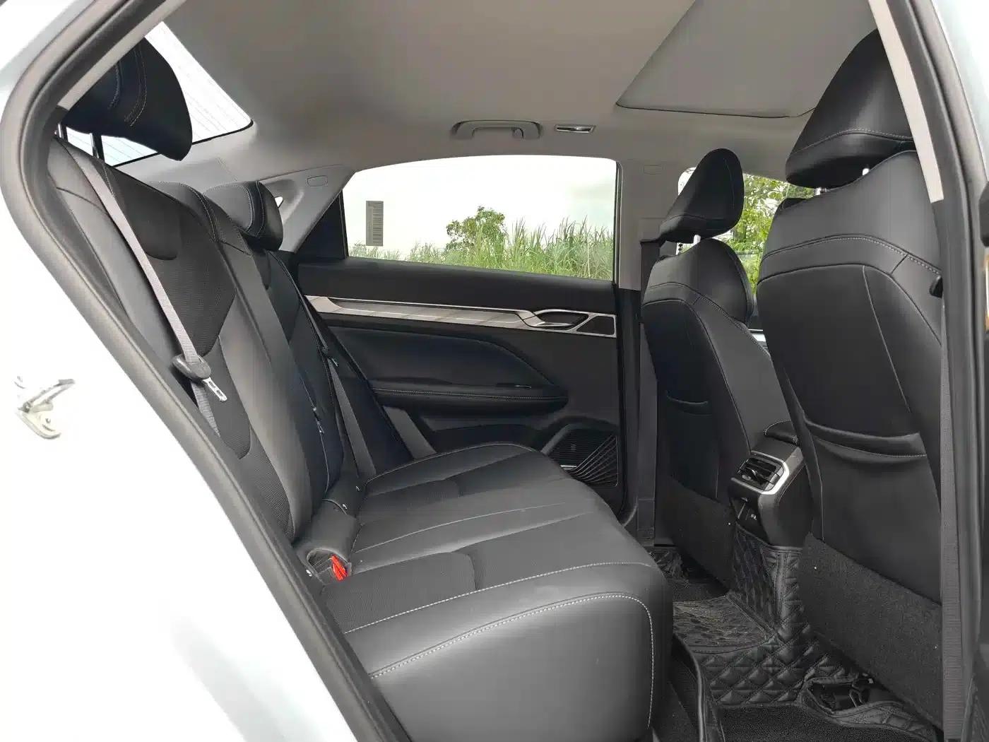 Geely Emgrand L HiP 2022 1.5TD-DHT Pro 100KM Travel Edition — миниатюра 17